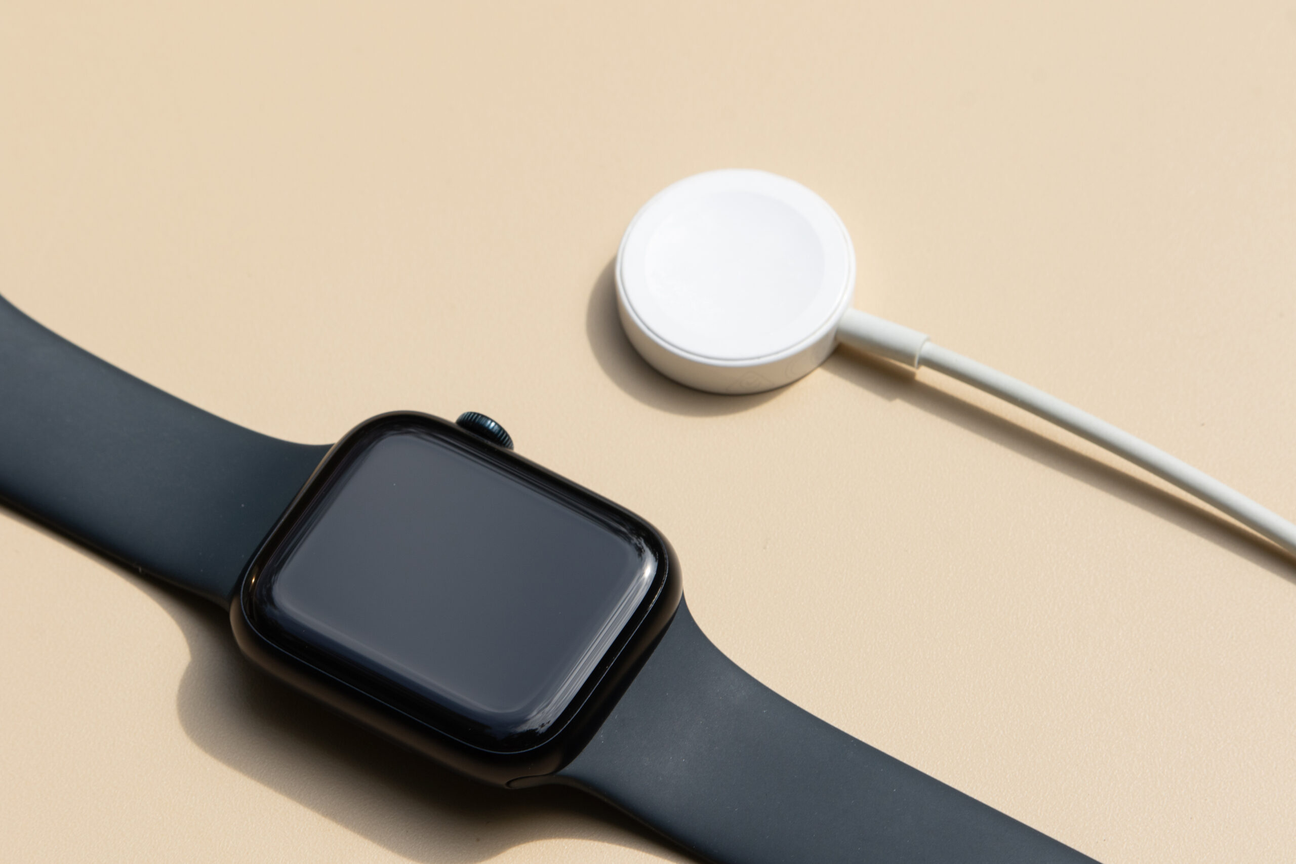 スマートウォッチの充電器の代用方法と安全に使うポイント