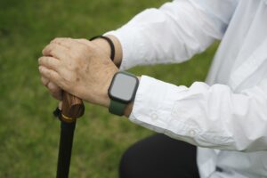 スマートウォッチで血糖値測定の嘘の実態を検証|精度と承認の最新情報