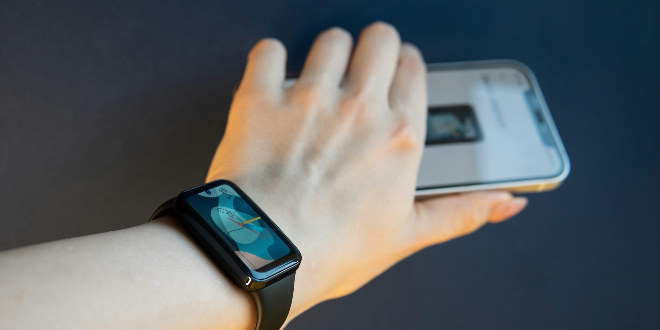 スマートウォッチとスマホとの距離はどこまで届く?実測と対策を解説