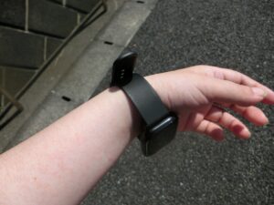 スマートウォッチを手首の内側に装着はあり？快適さと精度を徹底検証