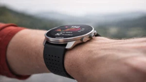 Suunto 9 Peak Proの薄型デザインを強調したクローズアップ写真