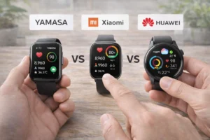 山佐スマートウォッチと他社スマートウォッチを比較しているリアルなイメージ写真